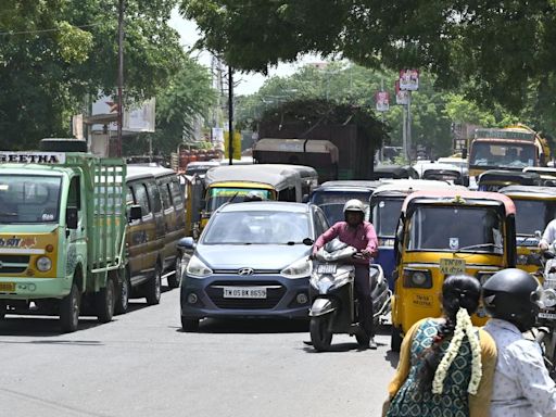 Reverting to old traffic pattern leads to piling up of vehicles at Aavin junction