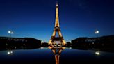 Luzes se apagam mais cedo na Torre Eiffel por economia de energia em Paris