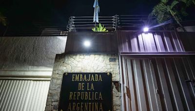 Argentina denuncia corte de energía y repudia “hostigamiento” a su embajada en Caracas