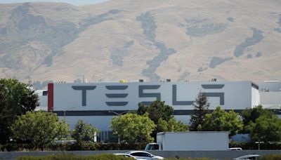 Tesla debe enfrentar demanda de propietarios que dicen que monopoliza reparaciones y piezas de vehículos