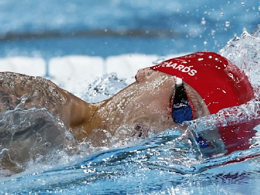 ¡David Popovici sube a lo más alto del podio en 200m estilo libre!