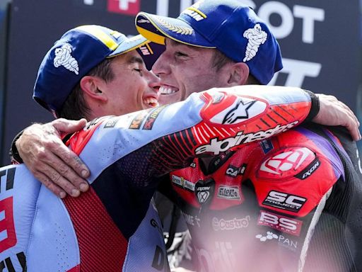 'Il Capitano' Espargaró lidera, a lo grande, un podio con Márquez y Acosta