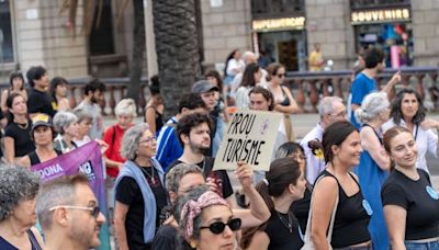 « Les touristes hors de nos quartiers » : A Barcelone, les Espagnols manifestent contre l’excès de visiteurs