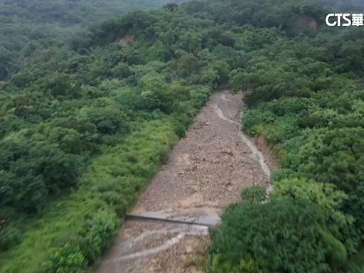 豪雨炸苗栗！ 大量土石悚淹道路 車輛驚險受阻