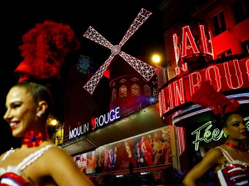 El famoso Moulin Rouge de París recupera las aspas de su molino