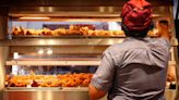 Restaurantes de comida rápida en California recortan horas de empleados tras aumento al salario