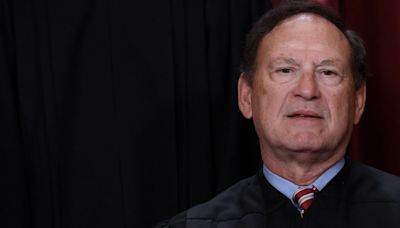 Polémica por banderas: el juez Alito rechaza apartarse de casos relacionados con Trump