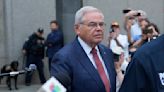 El senador Bob Menendez, condenado por sobornos, dejará su cargo