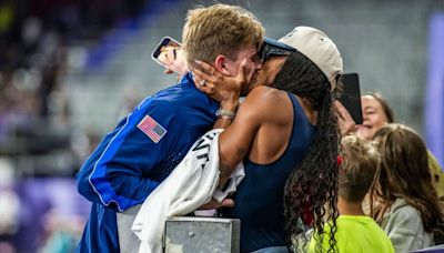 El campeón paralímpico de EE.UU., Hunter Woodhall, dijo que el oro olímpico de su esposa le dio la confianza necesaria