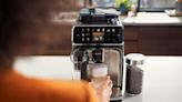 全新咖啡機研磨香醇時光！打造濃密奶泡 50種飲品一機滿足 - 自由電子報 3C科技