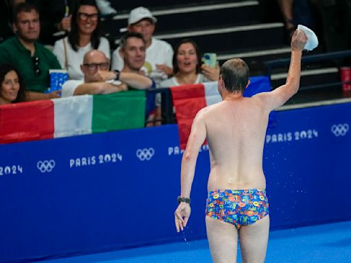 'Bob the Cap Catcher' becomes Olympic sensation after rescuing lost swim cap at bottom of pool