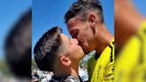 Homosexualidad en el fútbol: el beso del portero Lejárrega que rompe todos los tabús