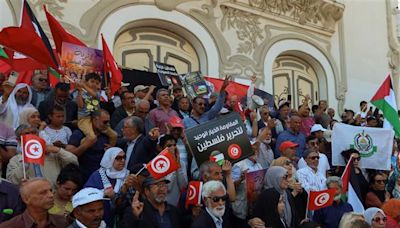 Tunisians stage anti-migrant protest as number of stranded in transit to Europe grows