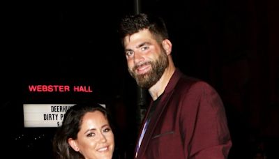 Jenelle Evans Sings ‘Picture to Burn’ While Torching Ex David Eason’s Photo