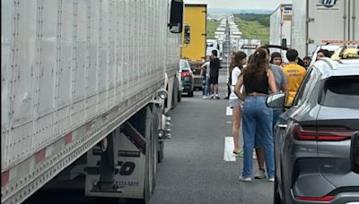 Accidente entre tráiler y camión de pasajeros provoca largas filas de autos detenidos en la autopista Monterrey-Laredo