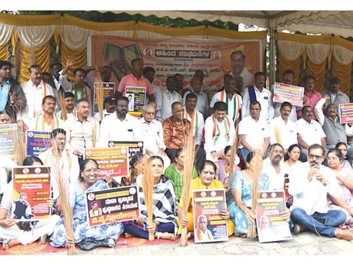 Broomstick protest against ‘conspiracy’ to oust CM Siddaramaiah - Star of Mysore