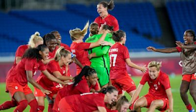 Selección canadiense de fútbol femenino separa a entrenadora tras polémica con dones