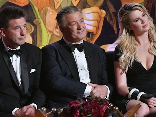 Los hermanos y la hija de Alec Baldwin, Ireland, reaccionan a la desestimación de su caso: "Dios es bueno"