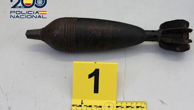 La Policía Nacional retira una granada de mortero localizada en un piso de Santander