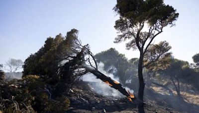 Bomberos luchan contra incendios en islas griegas de Chios y Cos