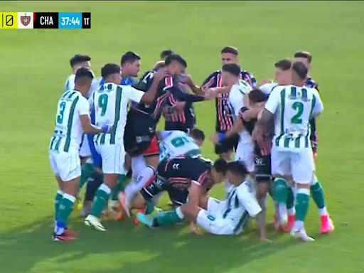 A lo Messi: el arquero de San Miguel picó la pelota en el penal ante Chacarita, también lo erró y se generó un escándalo