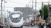 台鐵列車罕見「被拖去遊街」 日本人夾道歡迎 - 生活