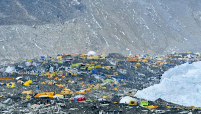 Derretimento de gelo no Everest permite expedição em busca de lixo e vítimas da montanha