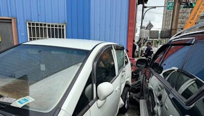 精神不濟？休旅車逆向撞女騎士 衝路邊波及2汽車8機車