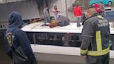 Encharcamientos por fuertes lluvias en Edomex; rescatan a pasajeros de camión 'atascado'