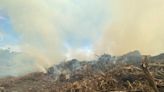 新竹芎林廢棄木頭堆火災 消防局出動怪手...緊急開挖搶救