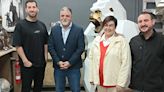 El equipo de gobierno visita el taller Shan Project del escultor Anyel Martínez como modelo de creatividad exportadora