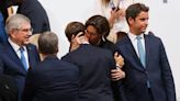 'Estranho': beijo 'apaixonado' da ministra dos Esportes em Emmanuel Macron provoca polêmica na França