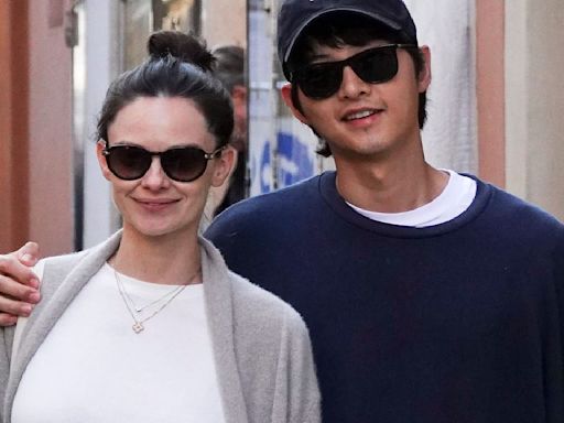 Song Joong Ki protects wife Katy Louise Saunders and newborn son from curious fan's lens; earns praise from netizens
