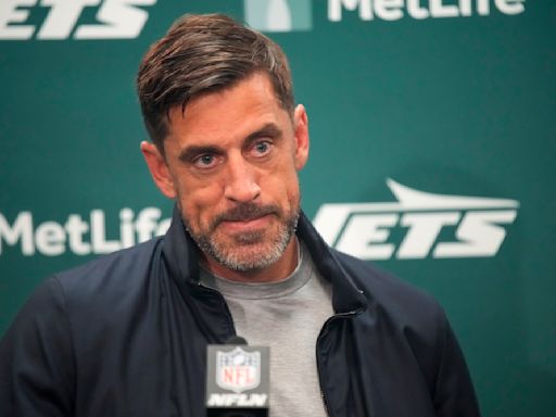 Aaron Rodgers, Robert Saleh disagree on cadence causing false starts in Jets' loss to Broncos