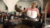 Cocineras mexicanas honran el tradicional mole poblano con una feria