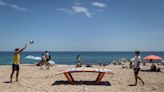 Badalona prohíbe el baño en sus playas por presencia de aguas residuales