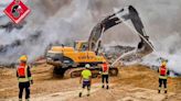 Trabajo intenso de los bomberos para poder controlar el incendio en el vertedero de Xixona en las próximas horas