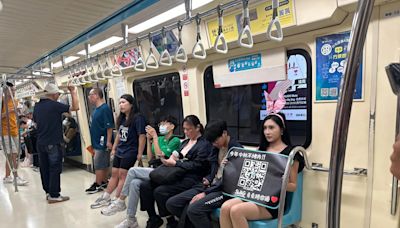 應景中秋佳節？北捷車廂內驚見兔女郎 陪搭車療癒上班族寂寞