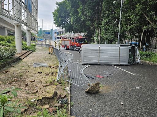 柴灣客貨車自炒撞欄翻側 司機手傷自行爬出拒送院