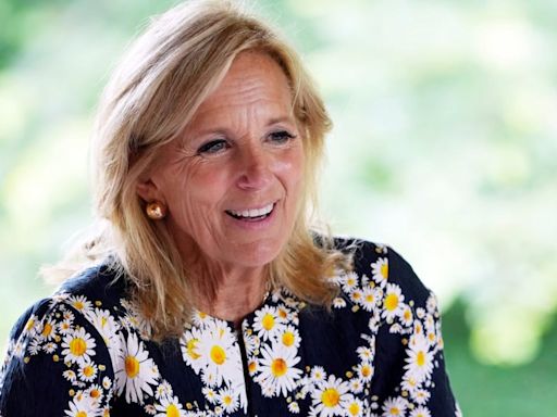 Jill Biden posó para Vogue con un traje blanco de Ralph Lauren apoyando la campaña de su marido