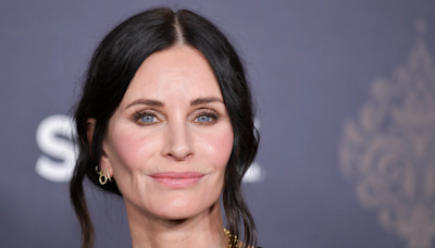 What Do You Do When Your Phone Dies? Here’s What Courteney Cox Does | Watch