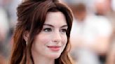 Así es el masaje facial antiedad que Anne Hathaway se aplica en las noches para verse de 30 a los 41 años