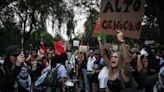Manifestantes propalestina se enfrentan con policías en la Embajada de Israel en México