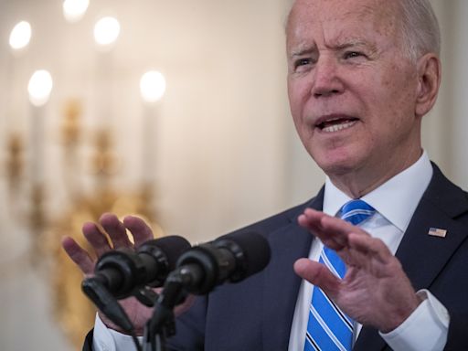 Crece la rebelión demócrata con trece congresistas que piden a Biden que "pase el testigo"