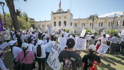 Feministas exigen justicia por presunto feminicidio de militar ecuatoriana en un cuartel