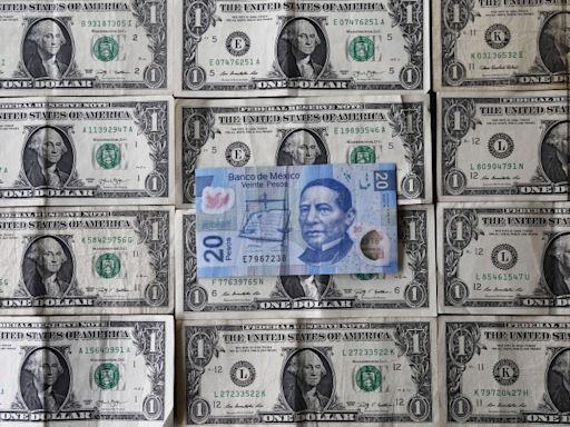 Golpe doble para el peso mexicano: Precio del dólar podría subir a 19.00 ¿por qué? Por Investing.com