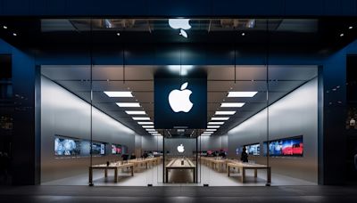 Apple Inc (AAPL): A Detailed Analysis of Its Market Position and Growth Potential in the Computer Hardware Sector