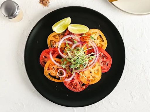 Receta de cena fácil y saludable para el verano: carpaccio de tomate con parmesano