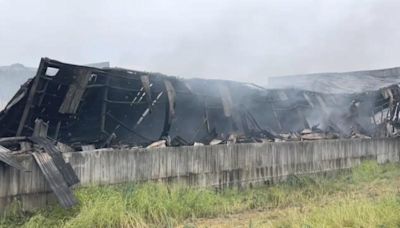 永康車燈倉庫大火逾1天還未滅 消防隊員換班持續灌救