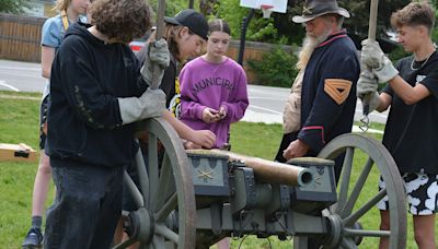 Cannon blasts from the past as Civil War reenactors visit Lakes Middle School